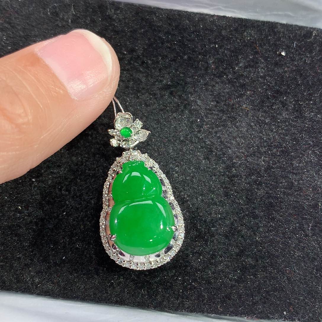 翡翠吊坠(赠链)18K金镶嵌