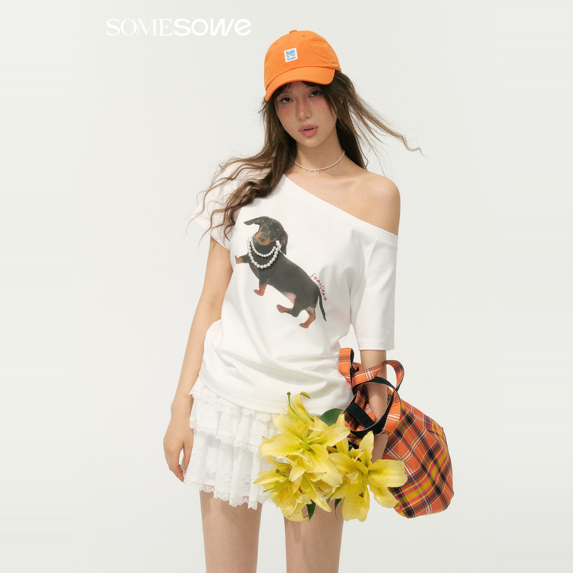 SOMESOWE 官方授权 设计感珍珠腊肠狗斜肩T恤短袖女