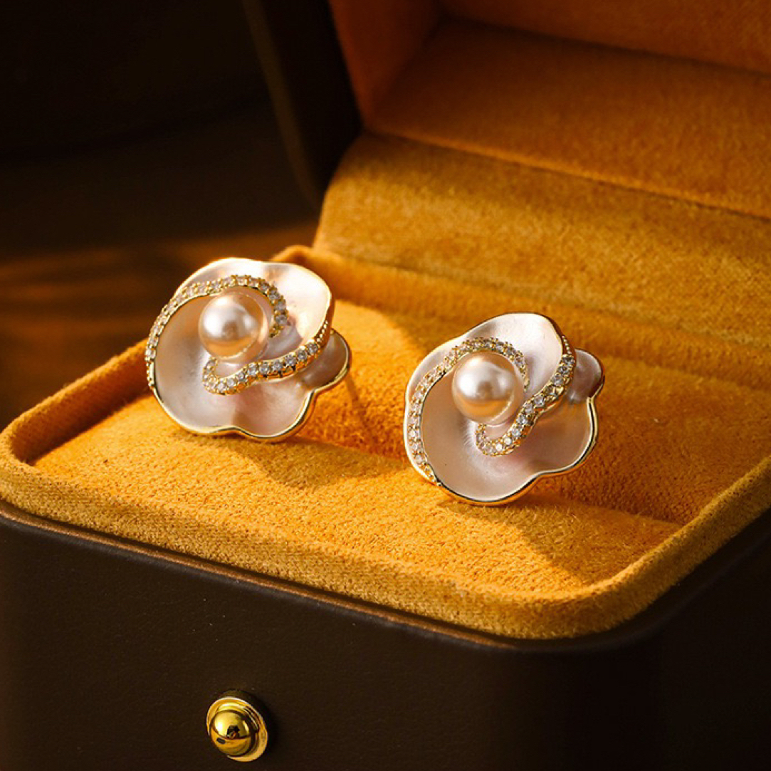 铜合金仿珍珠耳饰 精致轻奢曼塔玫瑰色滴油山茶花珍珠耳钉耳饰