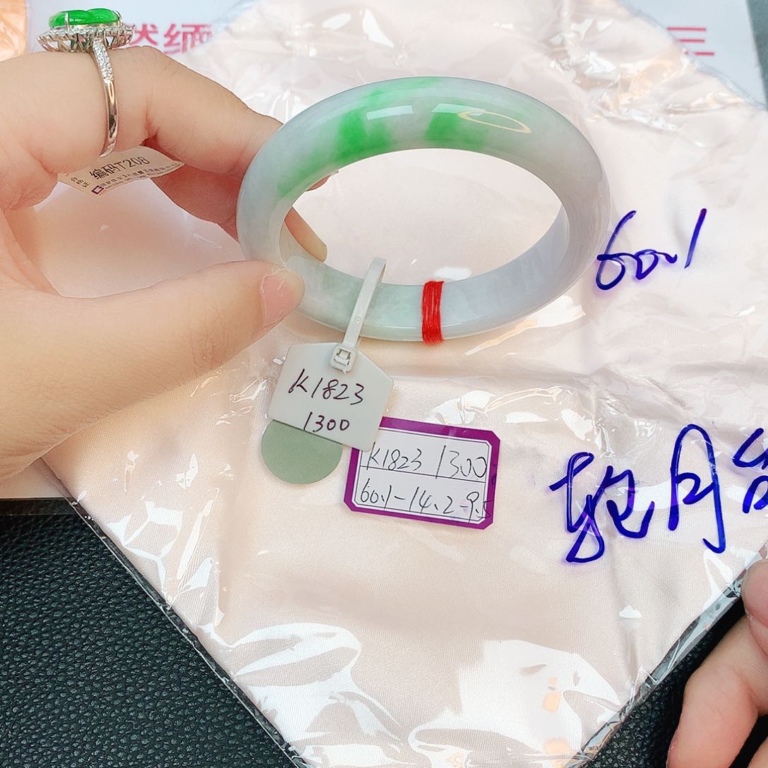 翡翠手镯未镶嵌缅甸翡翠