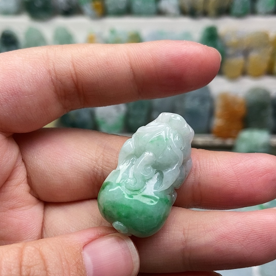 翡翠未镶嵌吊坠(赠链)