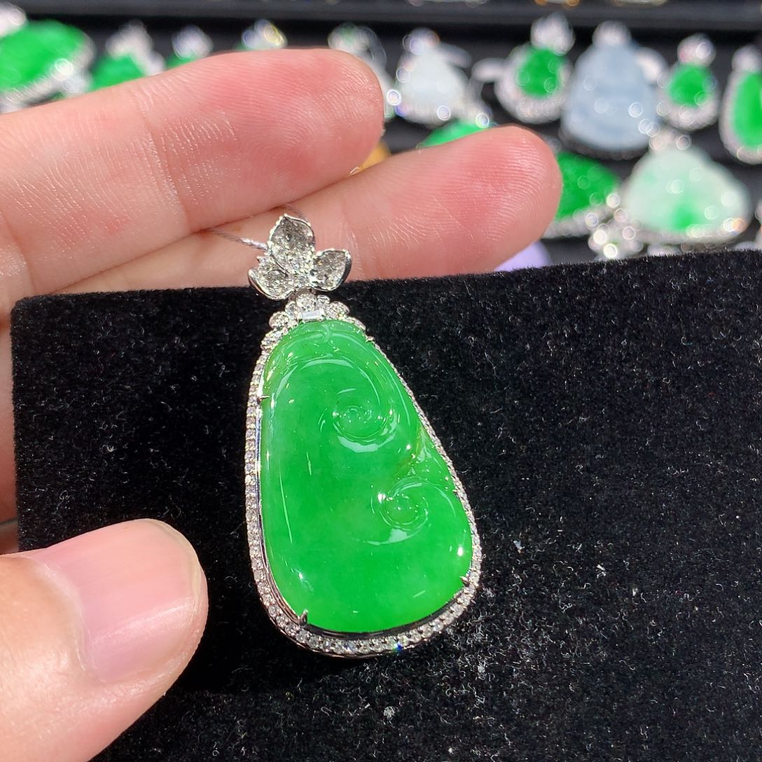 翡翠18K金镶嵌颈饰