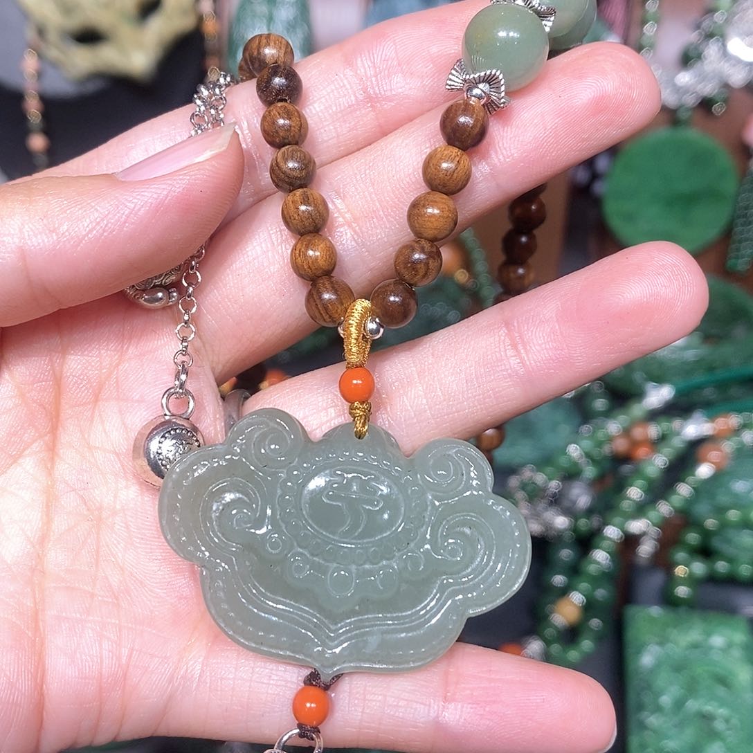 颈饰未镶嵌和田玉（糖玉）