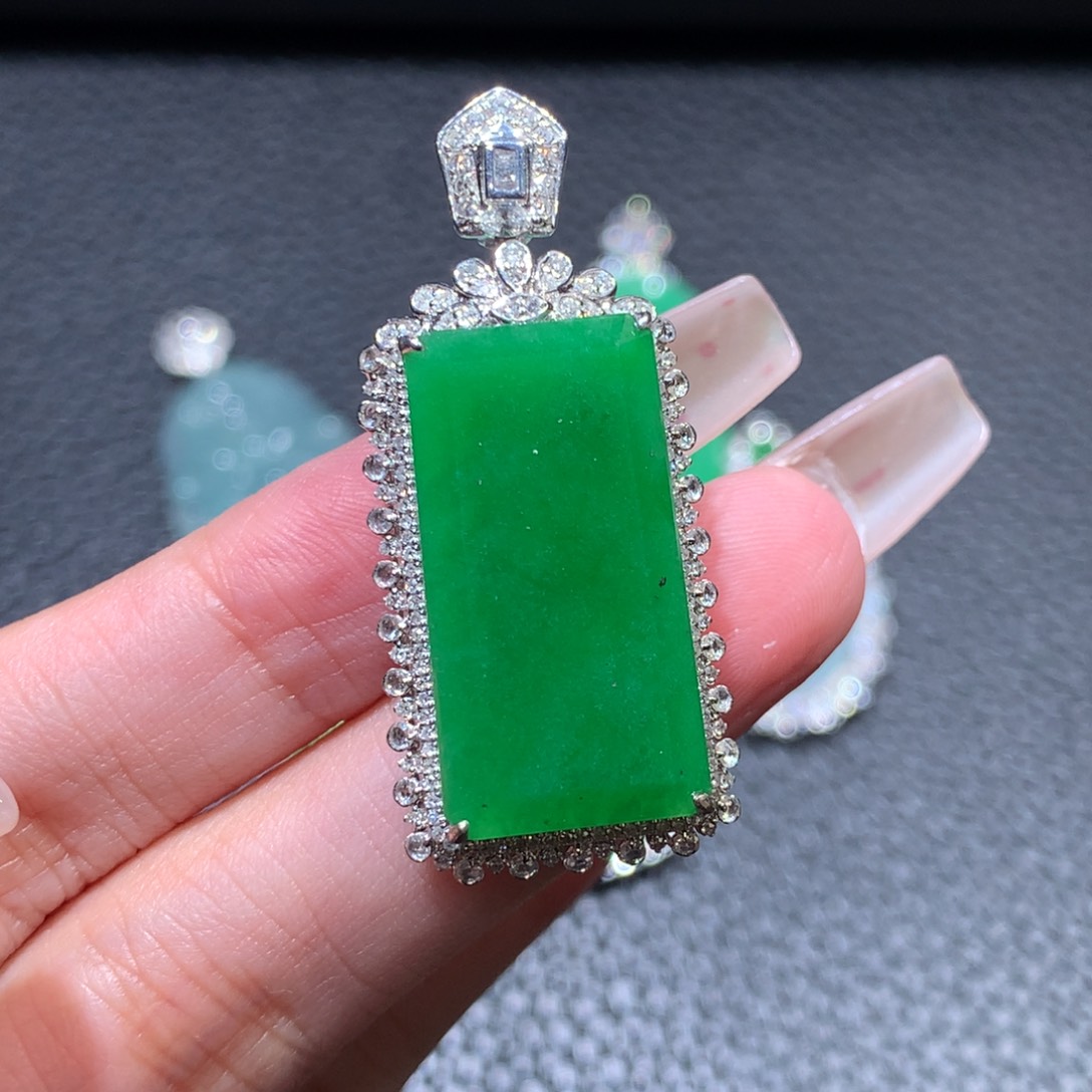 翡翠颈饰18K金镶嵌翡翠