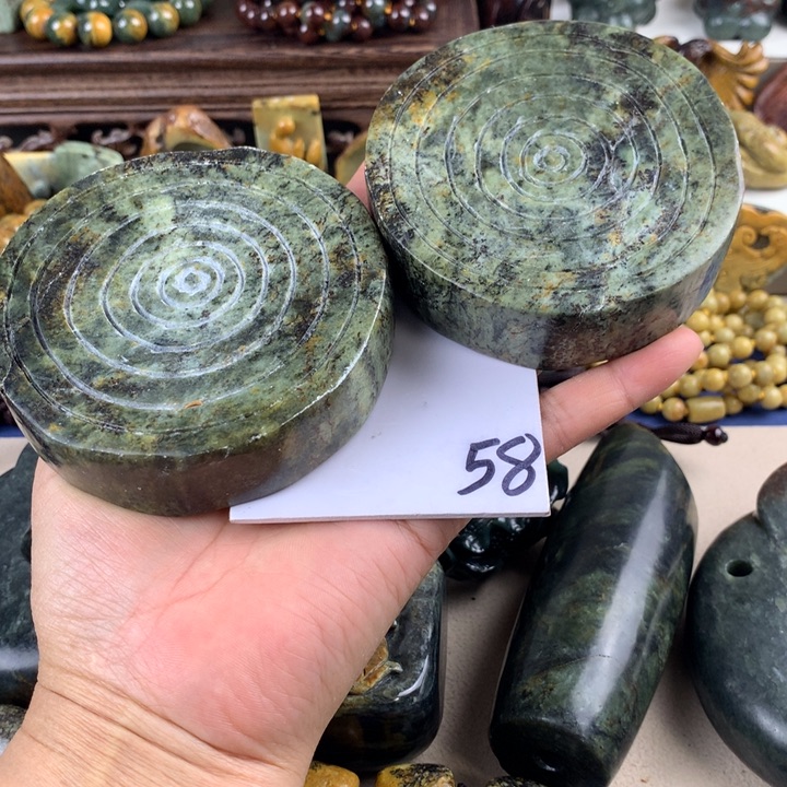 岫岩河磨玉（透闪石质玉）小摆件有瑕未镶嵌原**歌