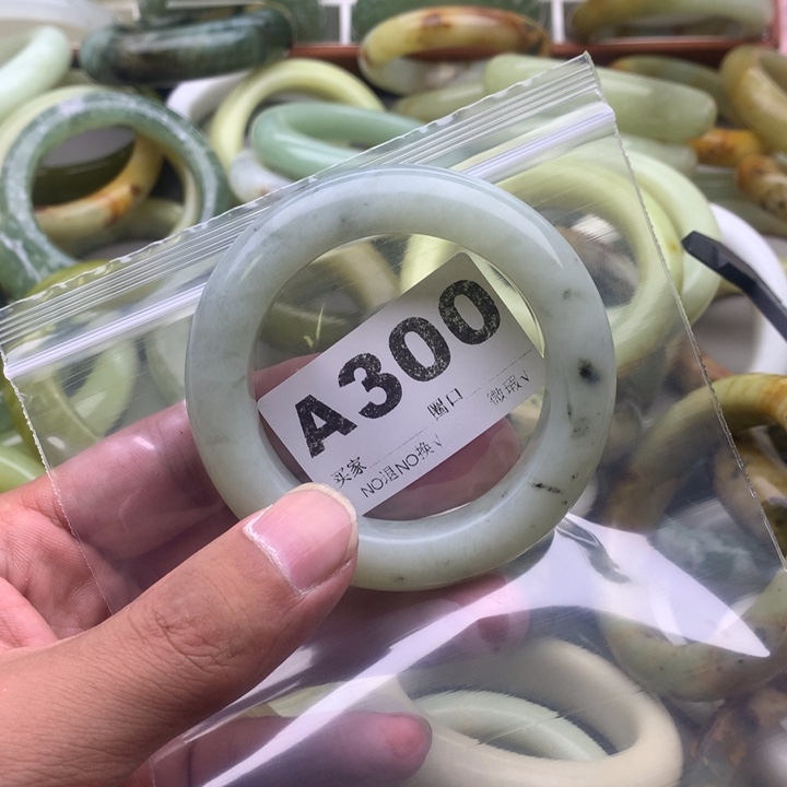 唯***豁未镶嵌蛇纹石玉手镯