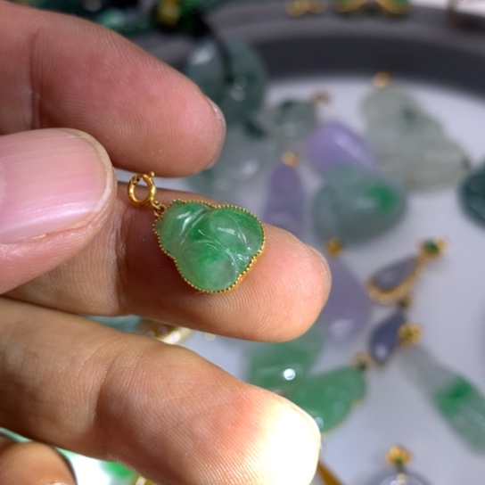 翡翠颈饰未镶嵌翡翠