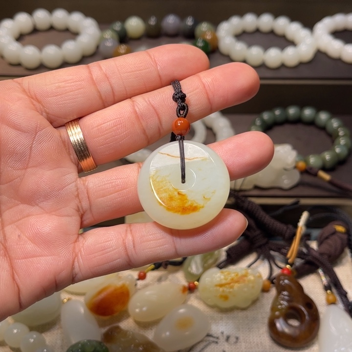 和田玉颈饰未镶嵌小****)