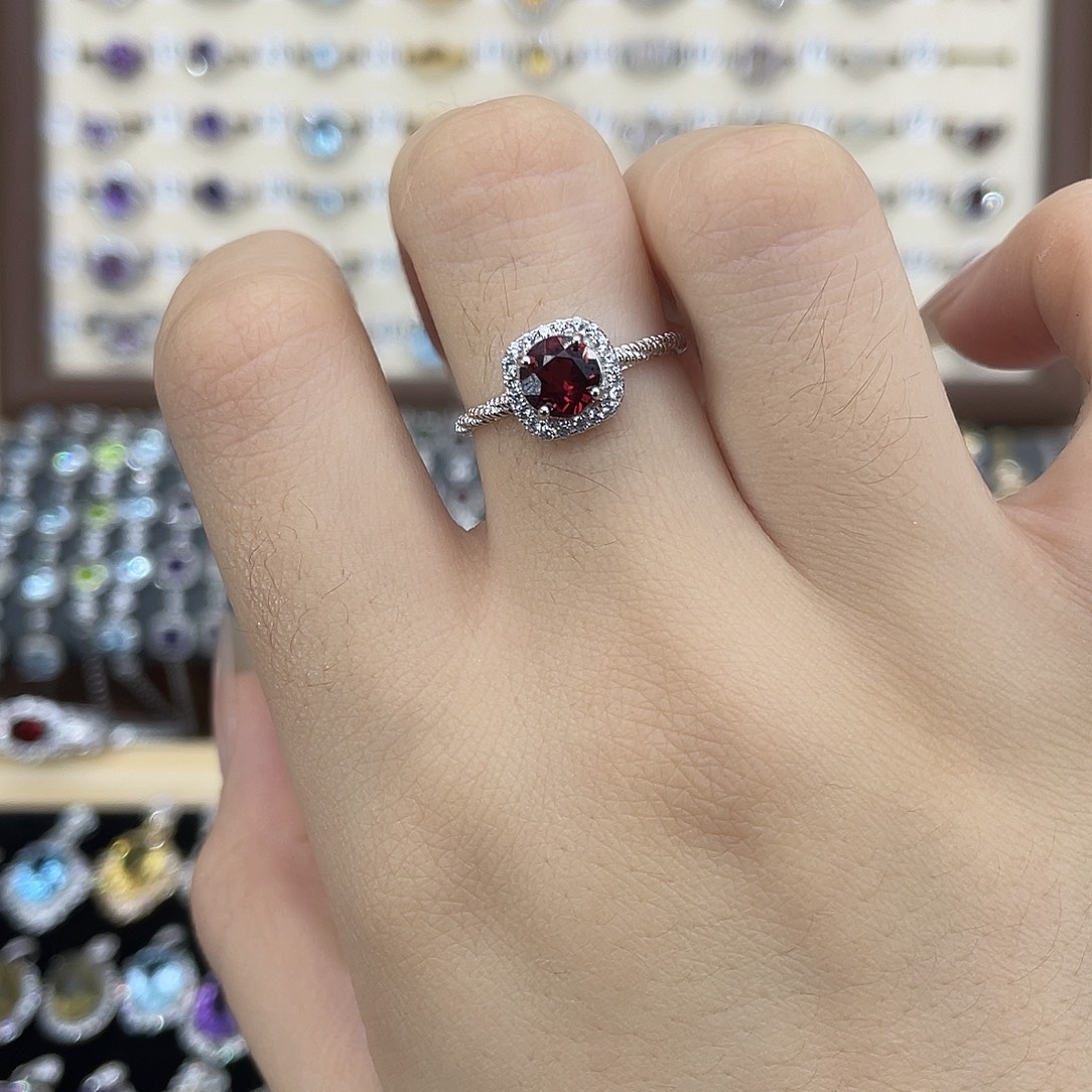 顺***然戒指银S925镶嵌石榴石