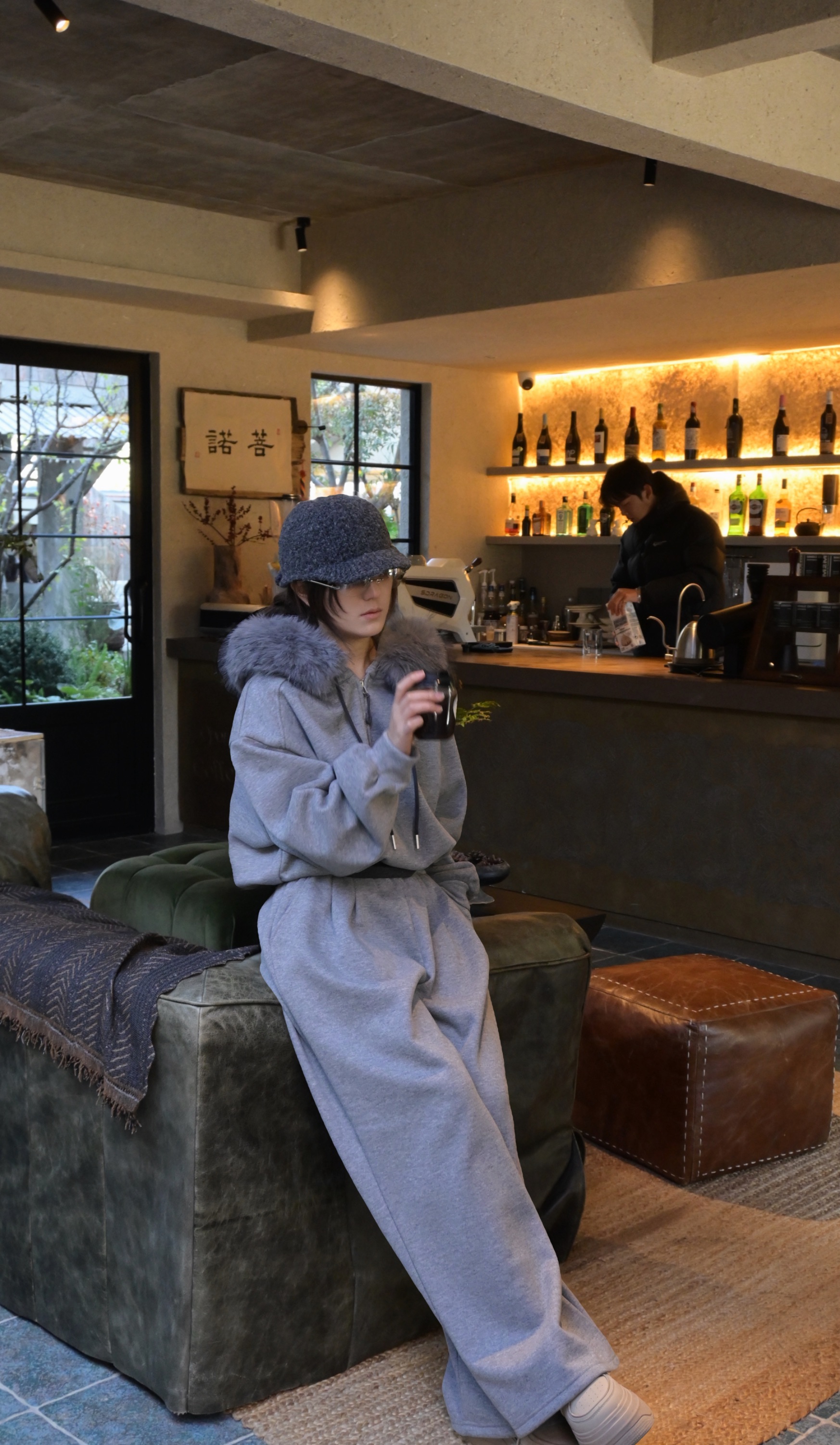 休闲御姐加绒大毛领卫衣套装