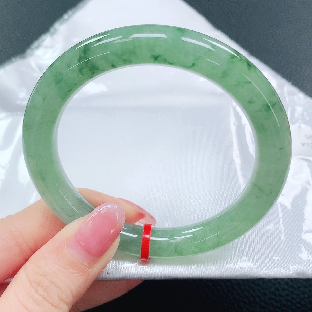 翡翠手镯未镶嵌55圈