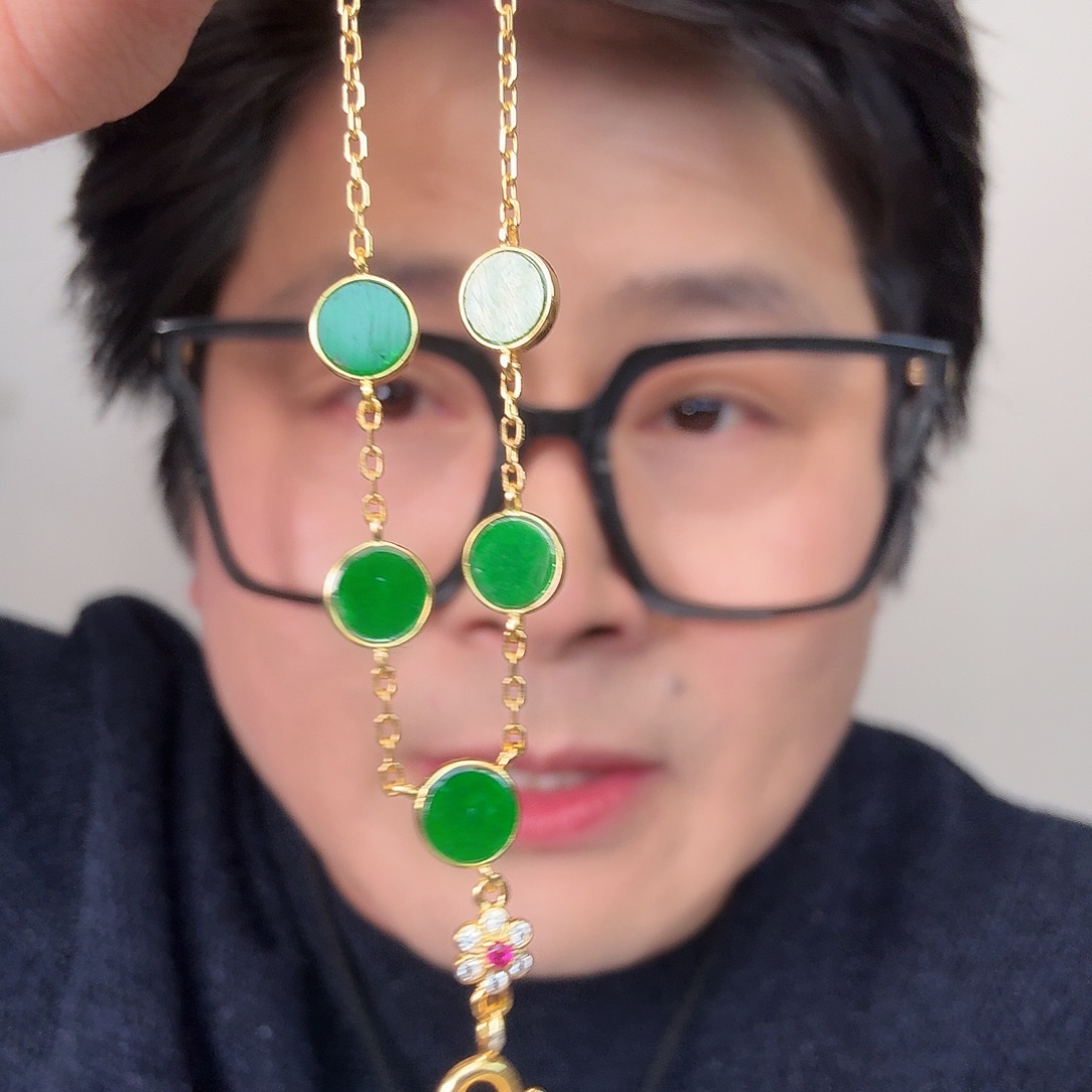 慕****翡翠未镶嵌颈饰一件