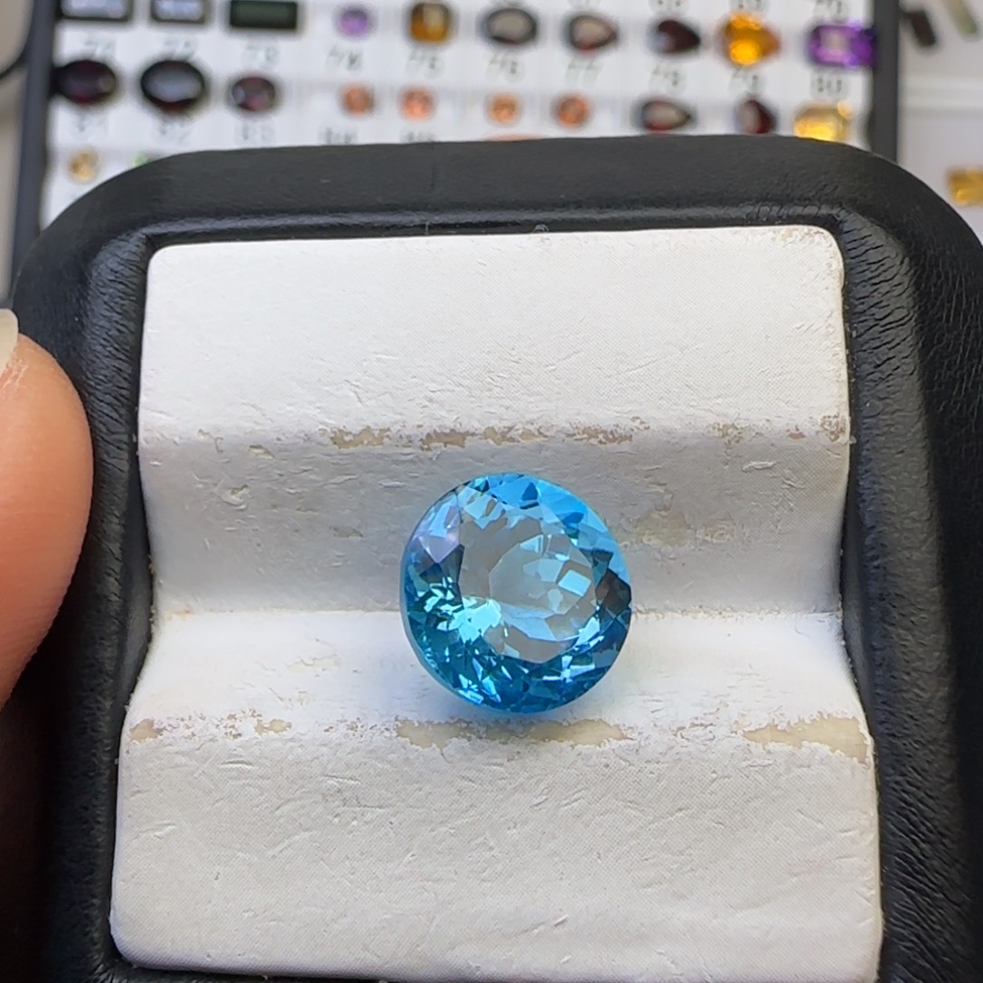 托帕石裸石瑞士蓝色 6.43克拉