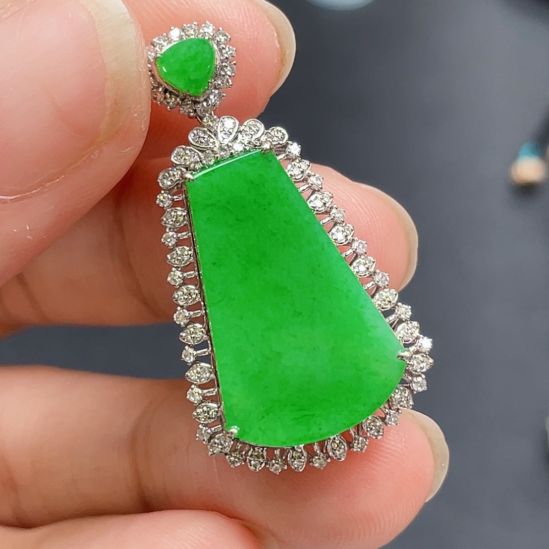 翡翠18K金镶嵌颈饰绿无事牌