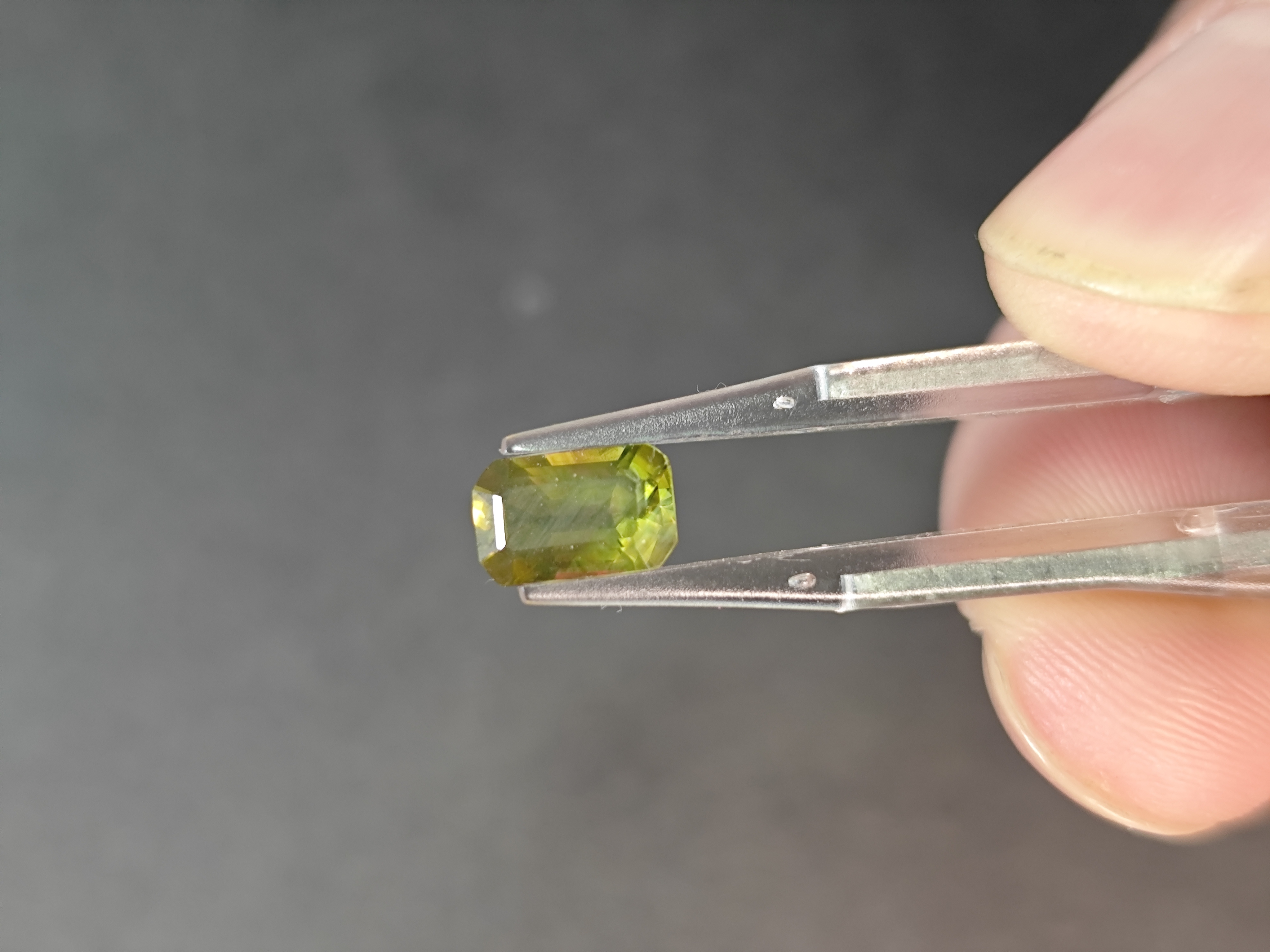 天然黄绿色蓝宝石长方一颗