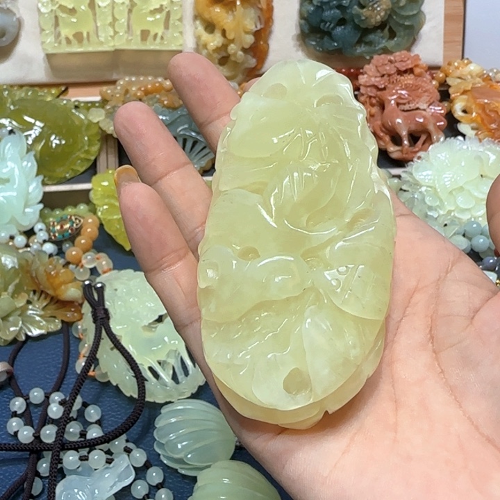 未镶嵌蛇纹石玉吊坠