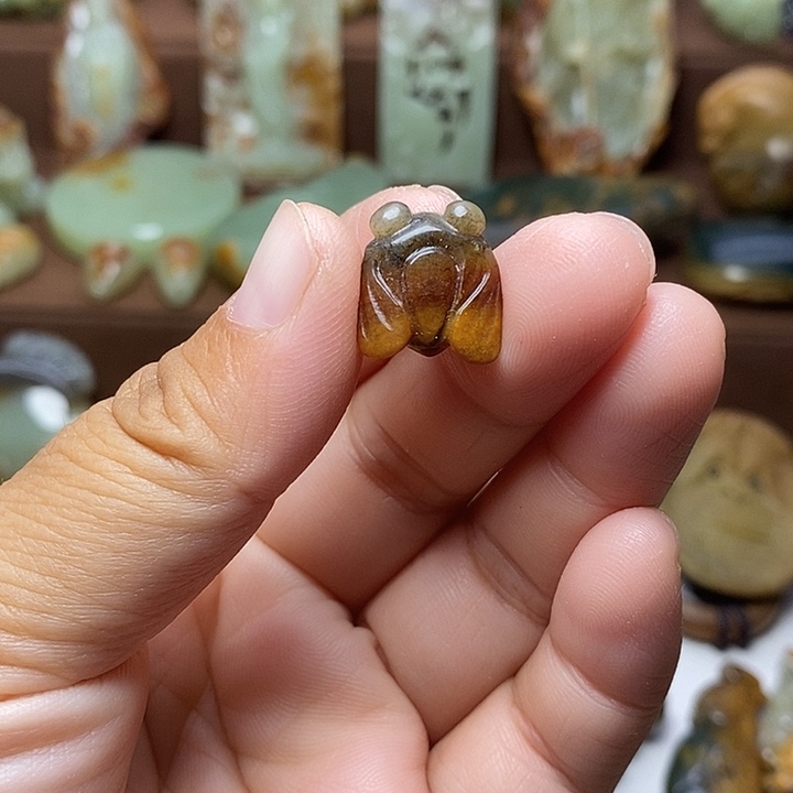 颈饰未镶嵌岫岩河磨玉（透闪石质玉）