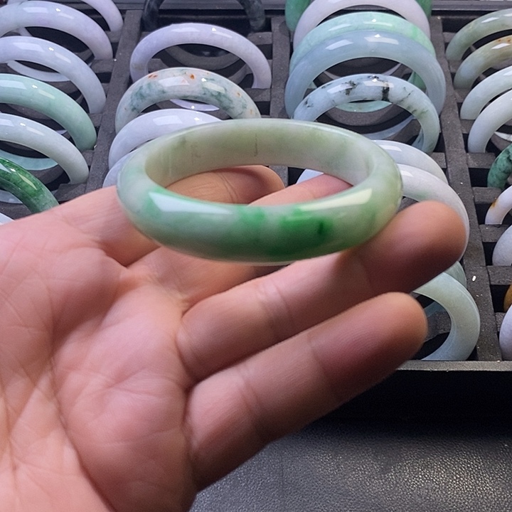 翡翠未镶嵌手镯9、正