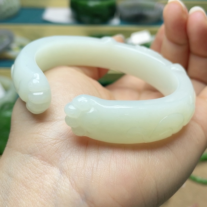 和田玉手镯59+圈口。编号28未镶嵌娟*姐