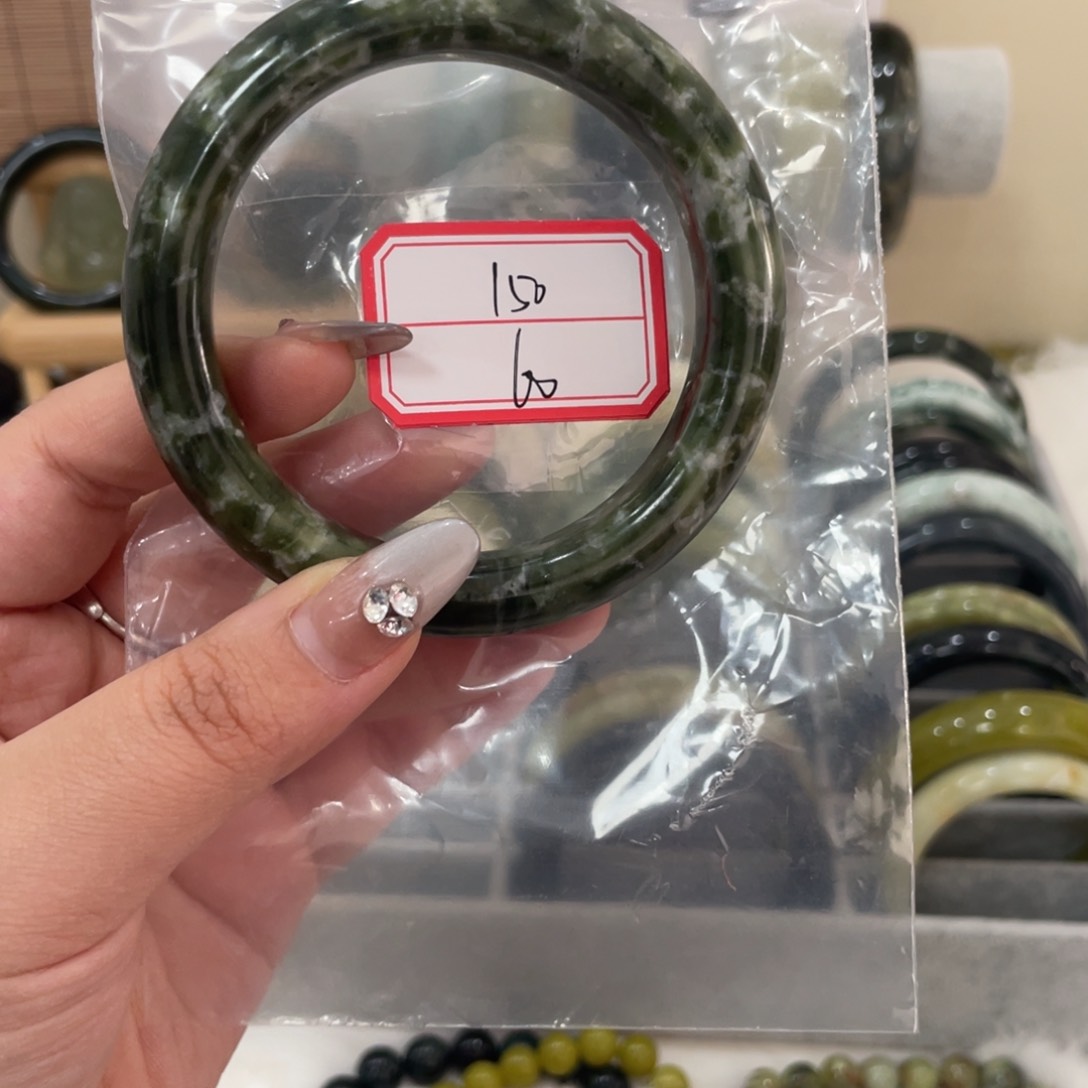 蛇纹石玉手镯未镶嵌