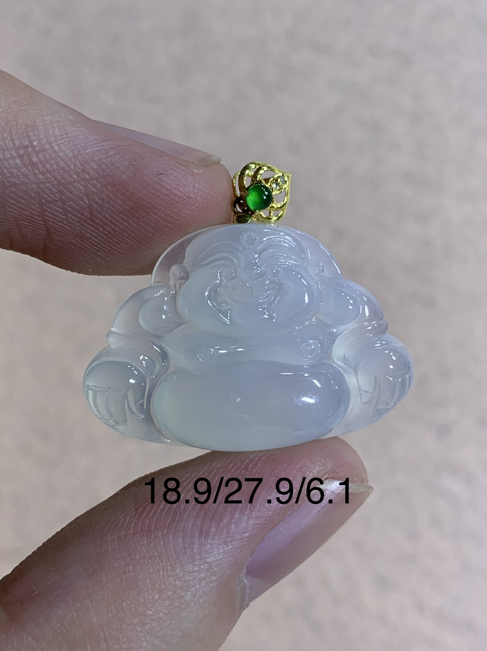 天然缅甸翡翠A货佛公吊坠，冰种，胶润肉细，18k扣头，女士佩戴