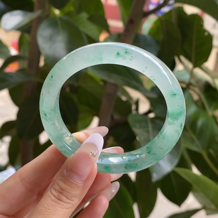 未镶嵌手镯石英岩玉
