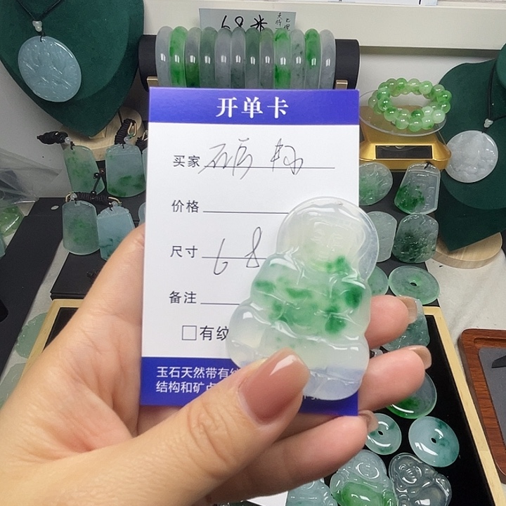 翡翠未镶嵌颈饰观音