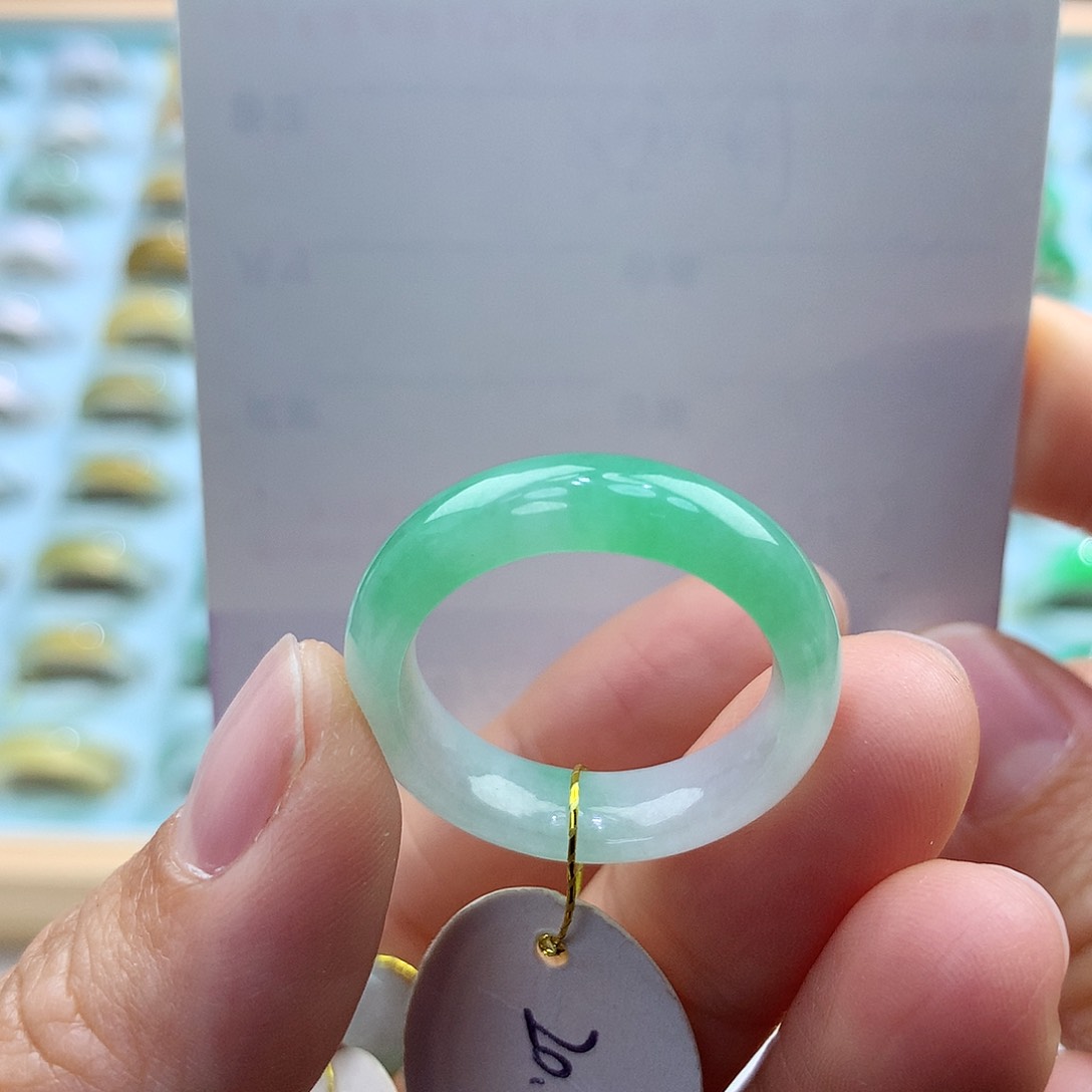 翡翠戒指未镶嵌天***?21圈