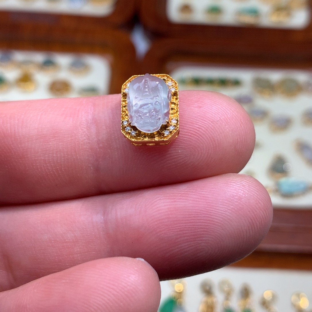 翡翠18K金镶嵌颈饰貔貅