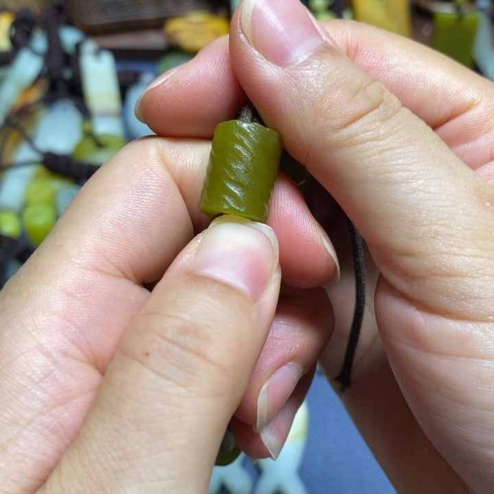 尹****蛇纹石玉未镶嵌颈饰