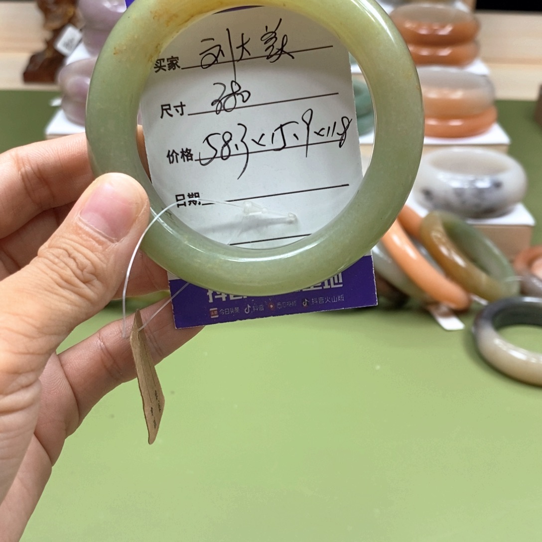 *****未镶嵌手镯石英岩玉