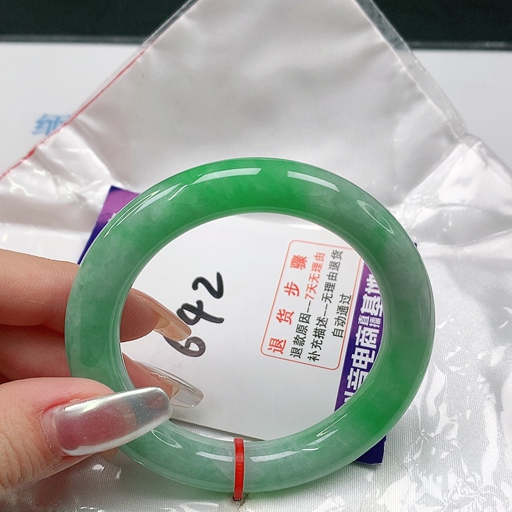 翡翠手镯（圆镯）未镶嵌翡翠手镯