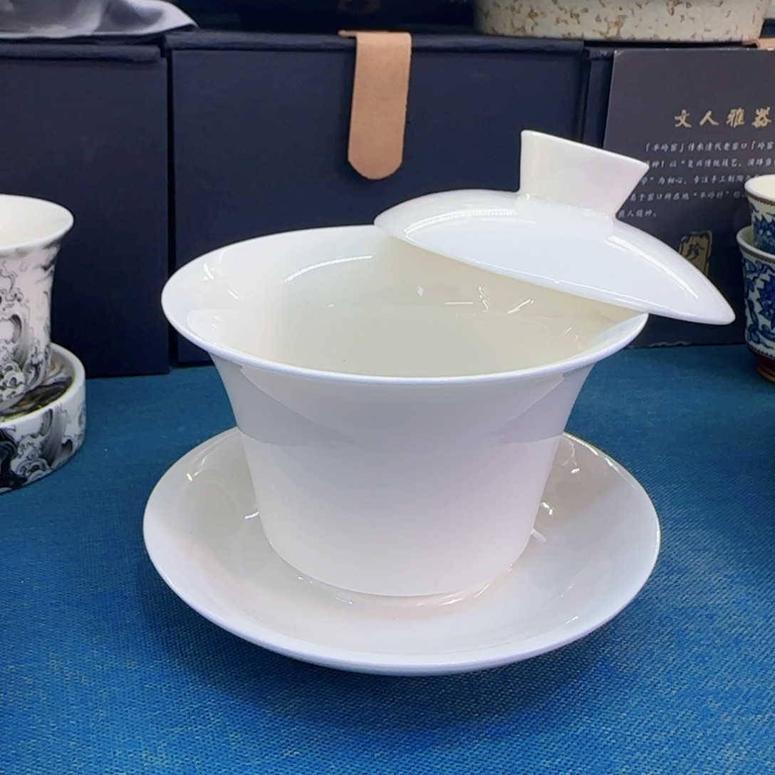 瓷片盖碗很精致很好看