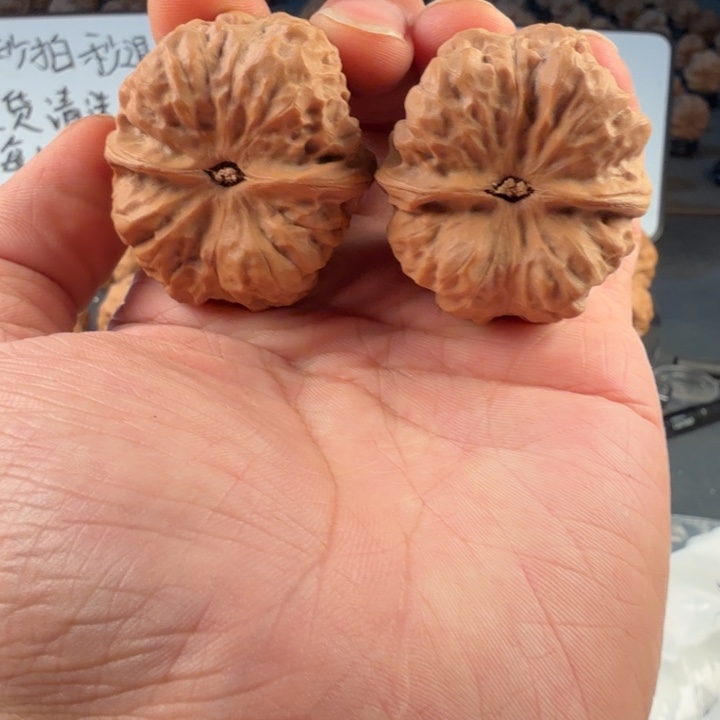 用***1吊坠文玩核桃蛤蟆的眼睛是真的