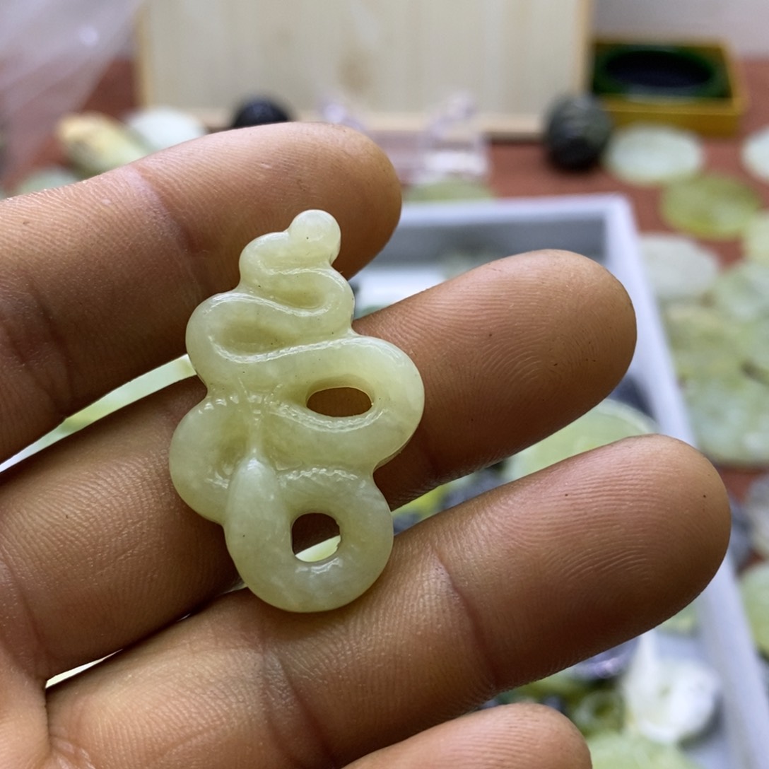 蛇纹石玉未镶嵌颈饰