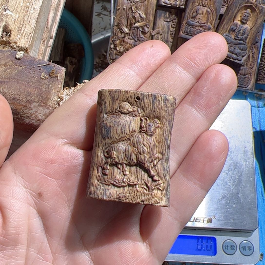 沉香吊坠白棋牛牌8.2克