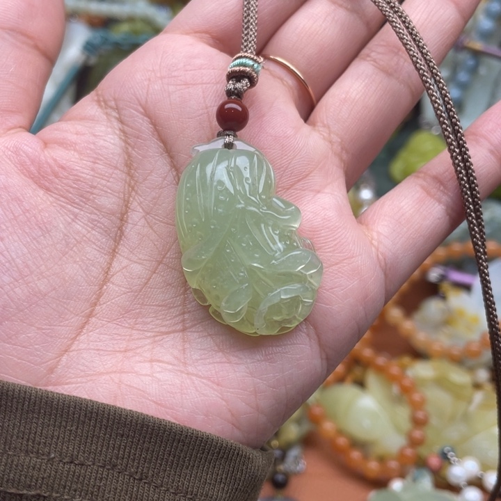 蛇纹石玉吊坠合金