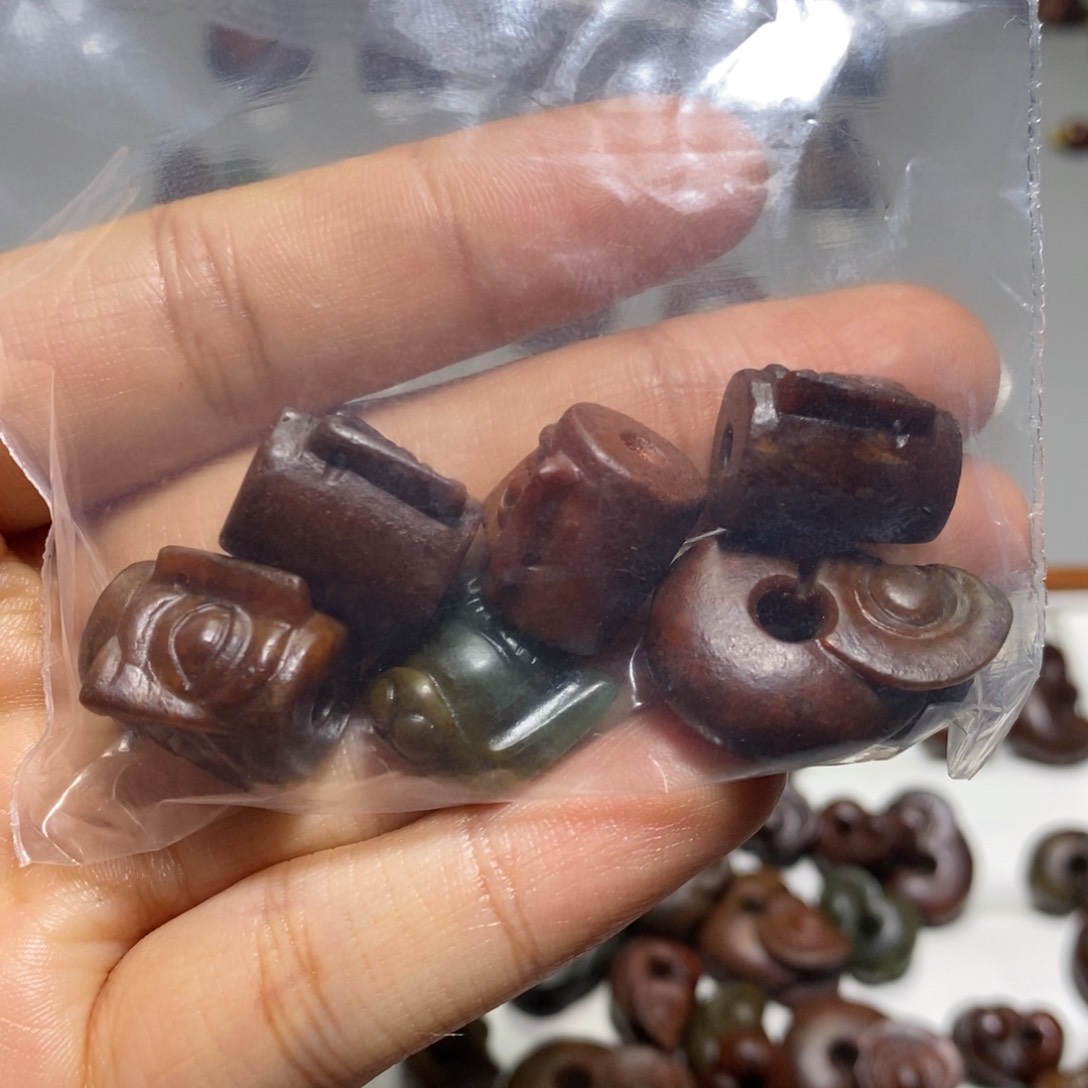 颈饰未镶嵌透闪石质玉麒