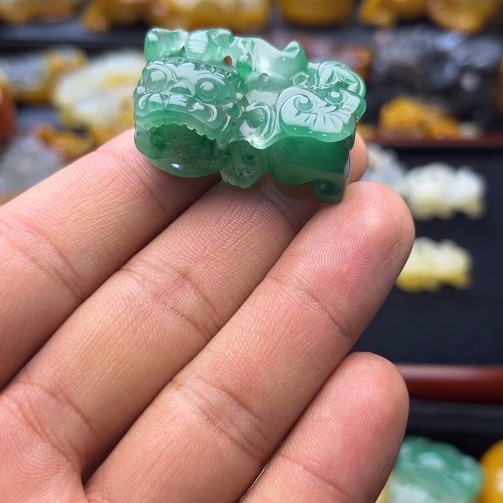 石英质玉（黄龙玉）未镶嵌颈饰