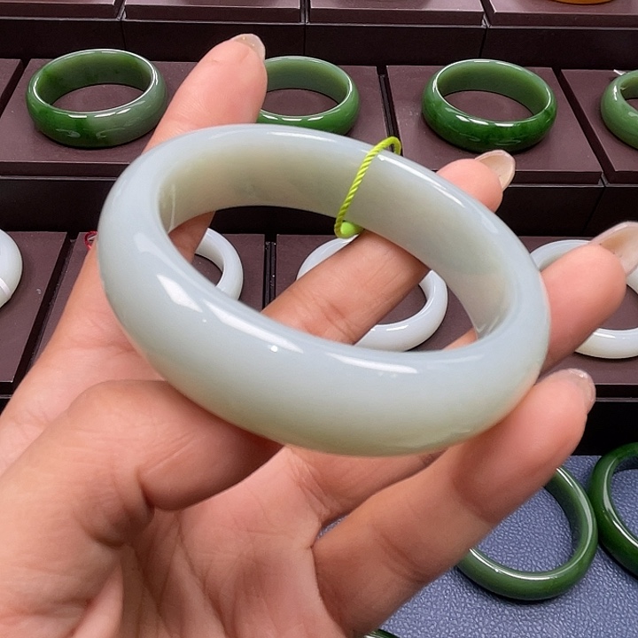 和田玉未镶嵌手镯