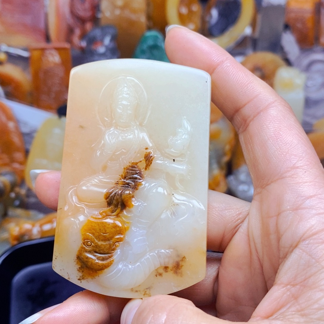 石英质玉（黄龙玉）未镶嵌颈饰