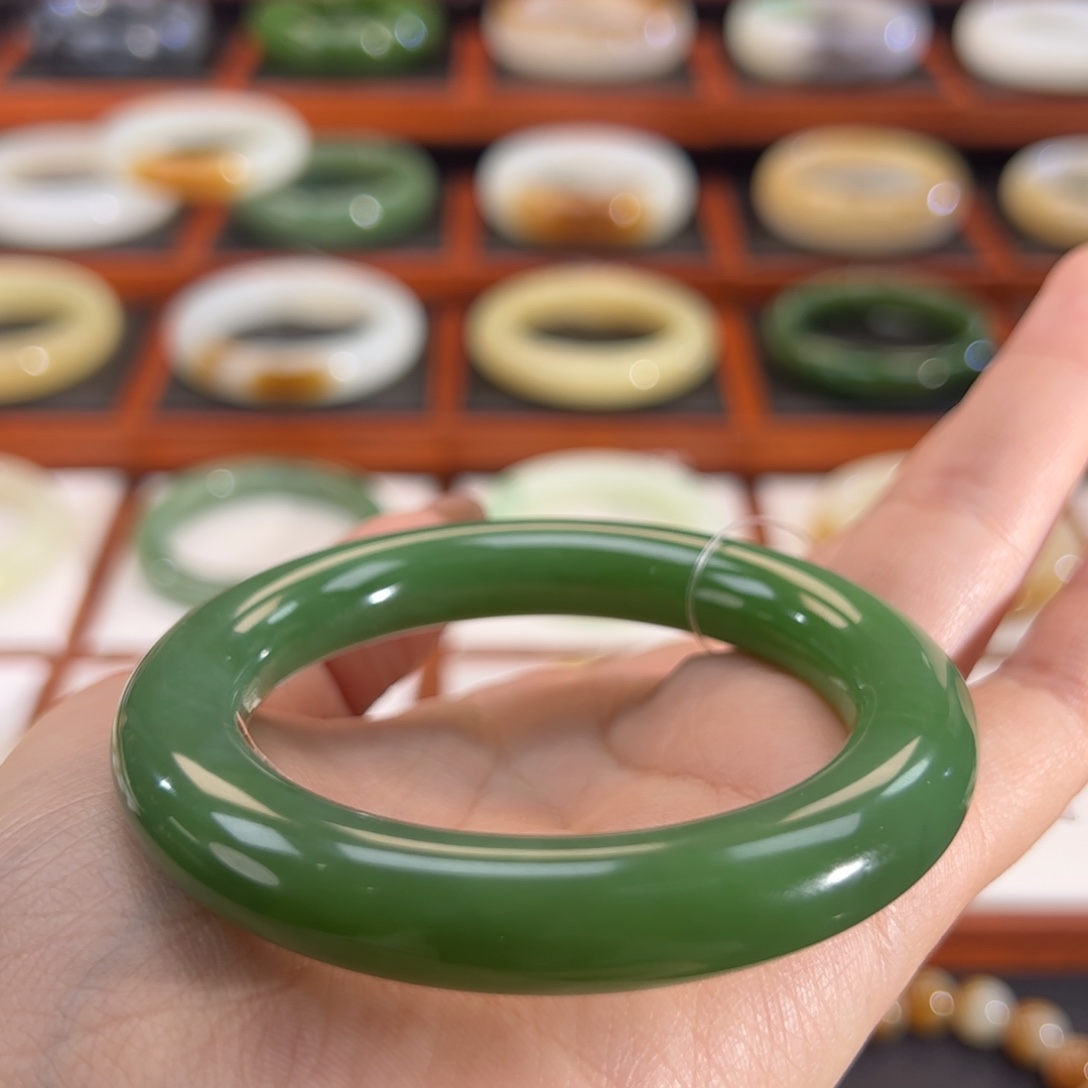 和田玉（碧玉）未镶嵌手镯冰阳绿
