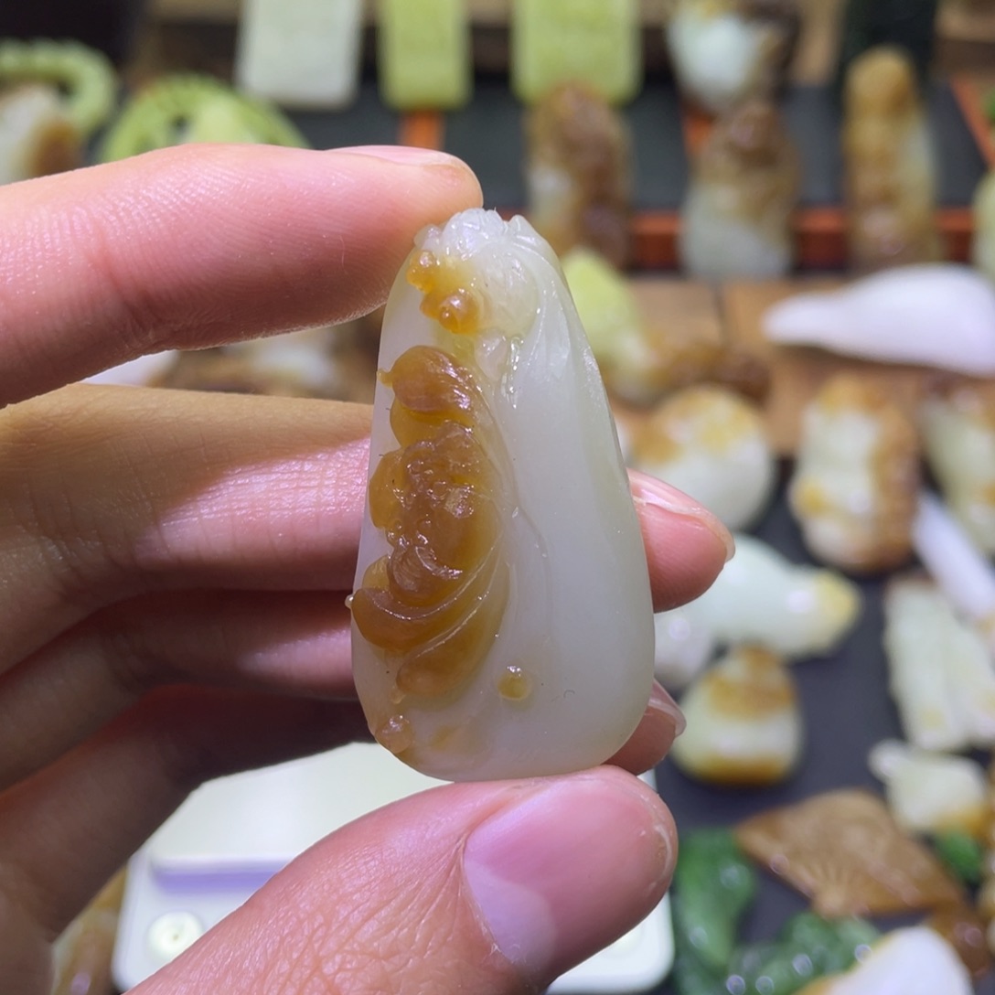 颈饰未镶嵌和田玉且末糖白莲年有鱼