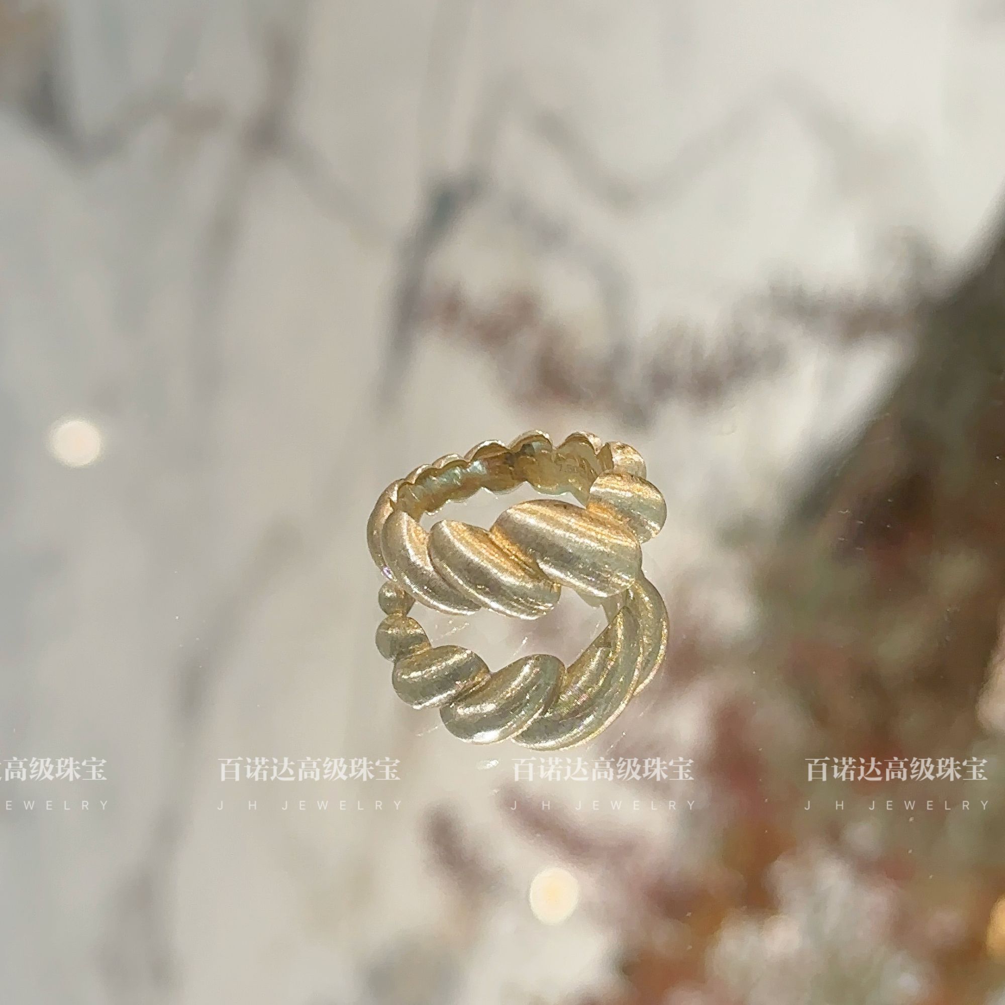 拉丝牛角包戒指18K金