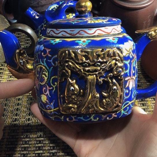 紫砂茶壶原矿泥料手工制作的紫砂壶。