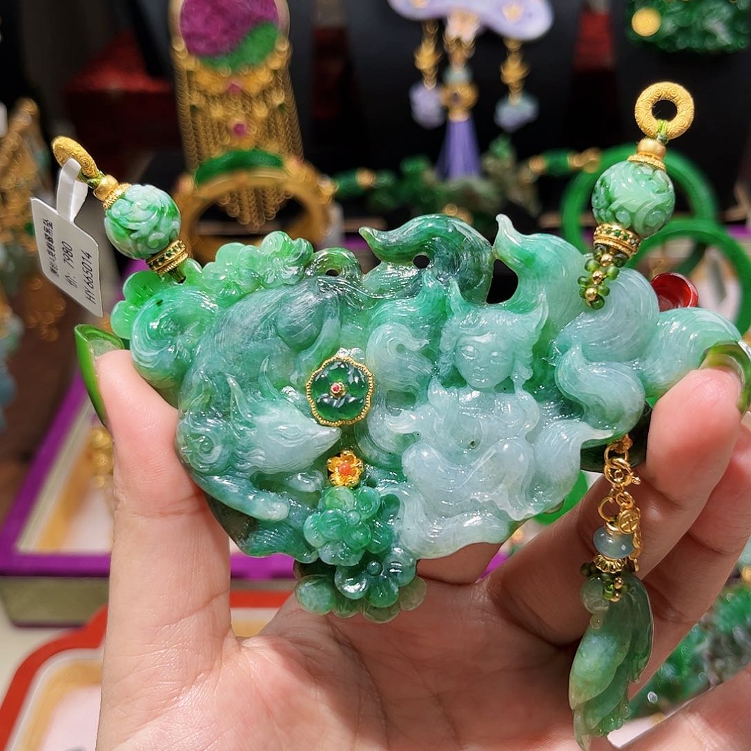 【闪购商品】翡翠吊坠(赠链)未镶嵌小狐娘