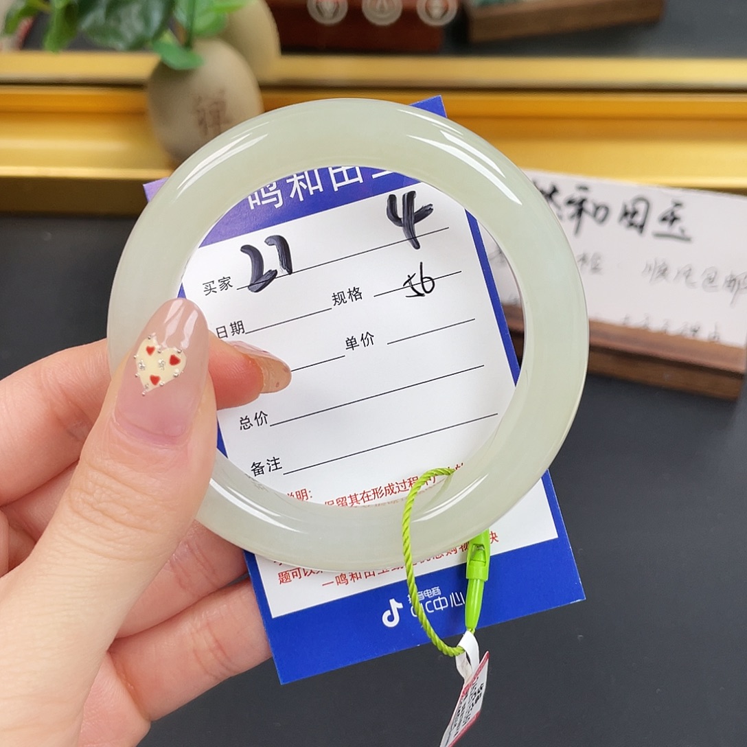 元***儿和田玉未镶嵌手镯