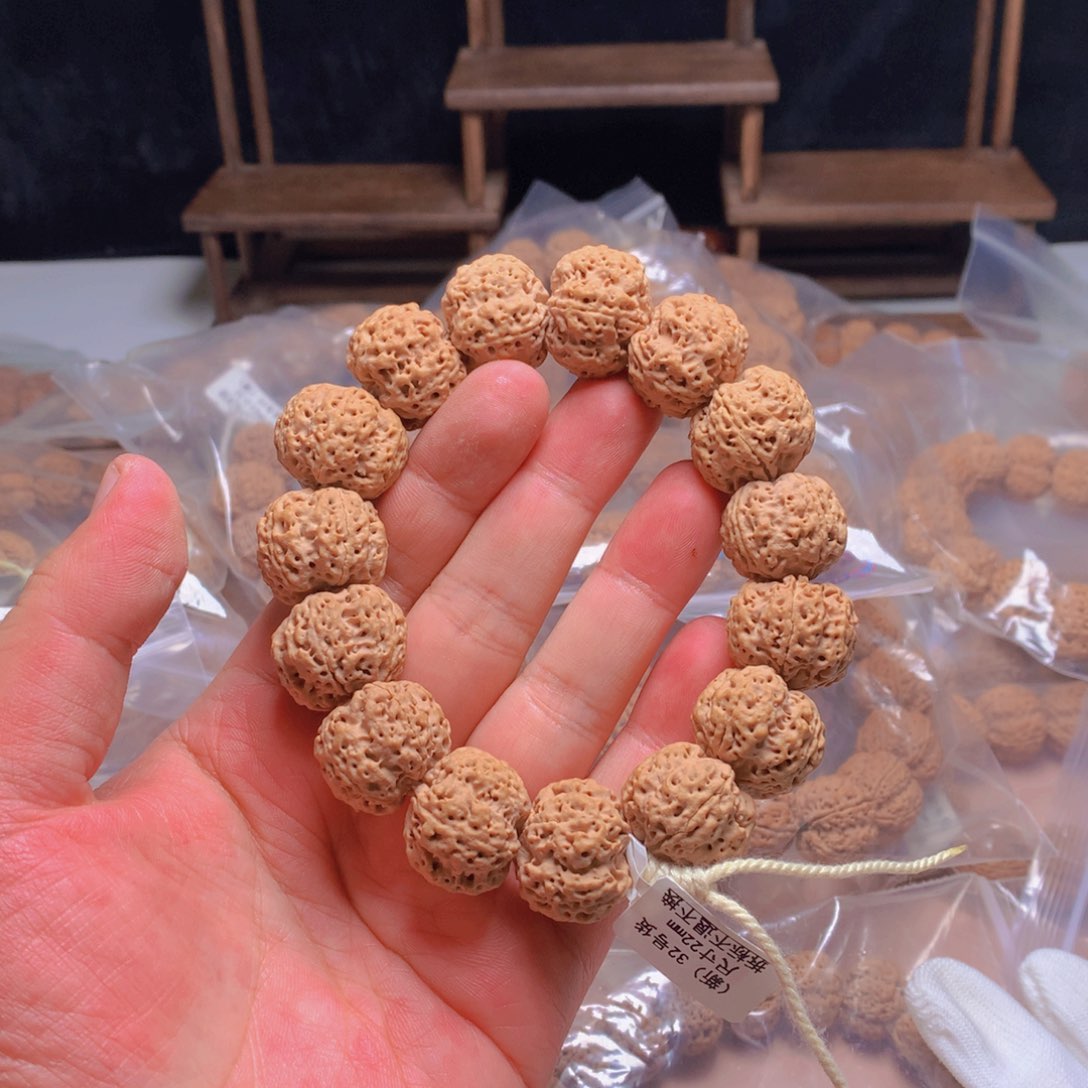 金刚菩提手串不***。22尺峰王