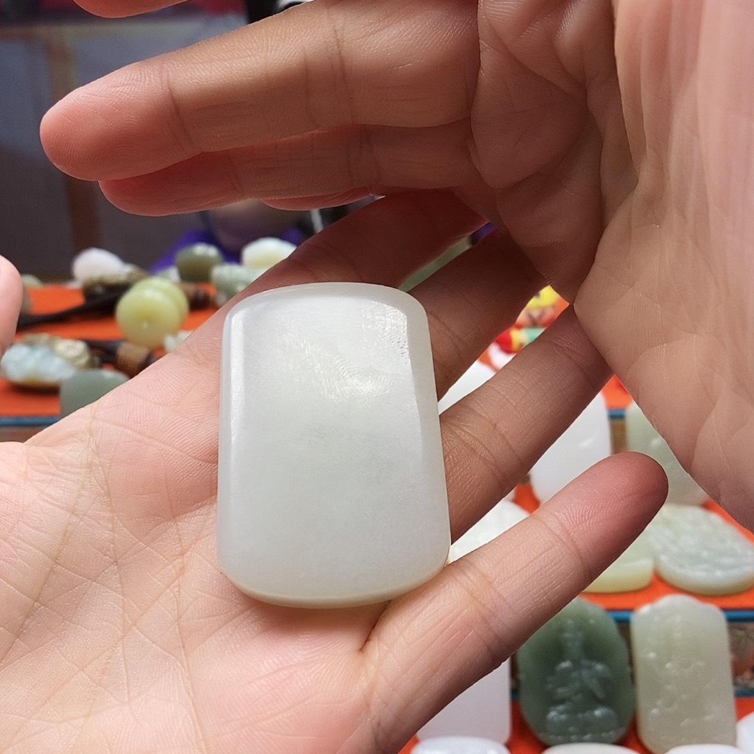 逸***周和田玉未镶嵌颈饰