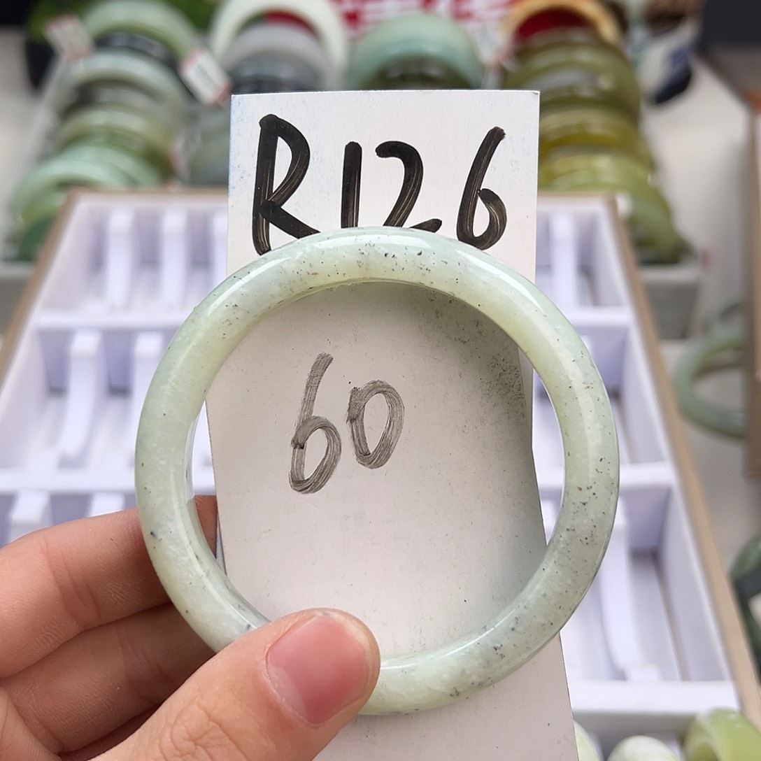 岫玉手镯未镶嵌天然岫玉微瑕，可以正常佩戴